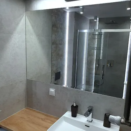 ,private Apartment, Aircondition, Garage, Hd Tv Pl & De, Wifi, Fully Equipped, Near Apartment *