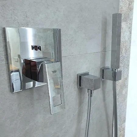 Appartamento ,private Apartment, Aircondition, Garage, Hd Tv Pl & De, Wifi, Fully Equipped, Near *